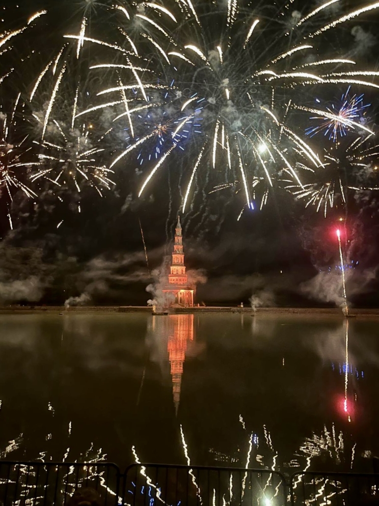 Golden finale of the Amboise fireworks above the Pagoda of Chanteloup, reflections on the water